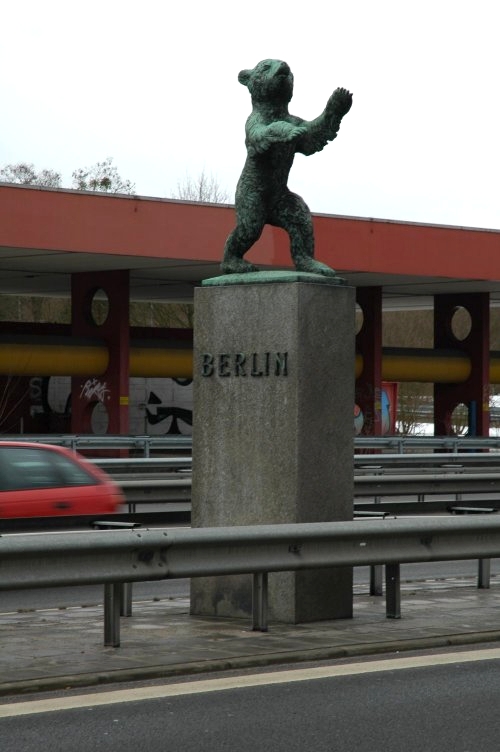 <i>Berliner Bär</i> (urso de Berlim) <i>Berliner Bär</i> (urso de Berlim)
